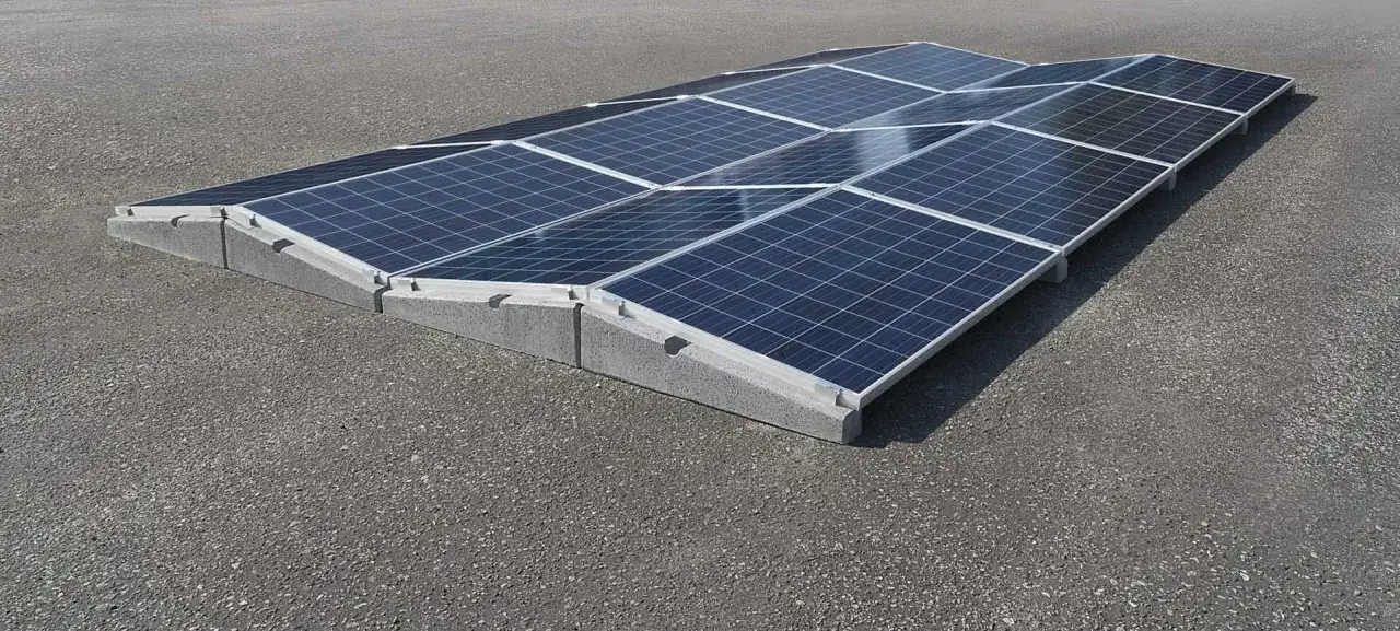 Solarmodule auf Betonfundamenten, die eine Ost-West-Ausrichtung f&uuml;r optimale Energieerzeugung erm&ouml;glichen.