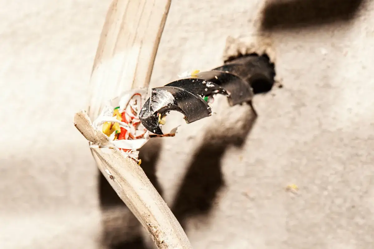 Bohrer hat ein Kabel angebohrt. Was tun? Vorsicht, besch&auml;digte Kabel sind gef&auml;hrlich!