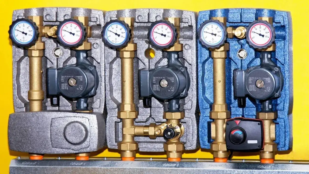 Drei Pumpengruppen mit Manometern und Ventilen, Teil eines hydraulische weiche schema.