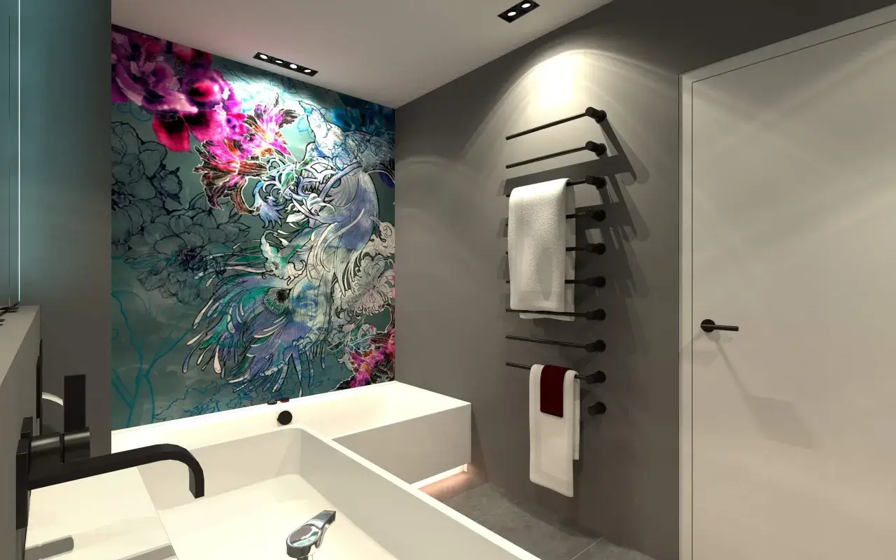 Modernes Badezimmer mit auff&auml;lliger Wandtapete, die einen stilisierten Pfau und Blumen zeigt. Eine freistehende Badewanne und ein Waschbecken sind vorhanden. Handtuchhalter mit wei&szlig;en Handt&uuml;chern h&auml;ngen an der grauen Wand.