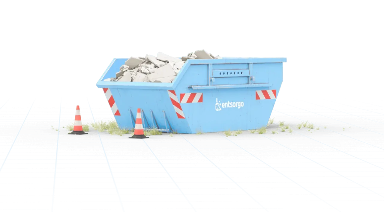 Blauer Container mit Bauschutt, bereit f&uuml;r die Entsorgung von Rigipsplatten. Absperrkegel sichern die Baustelle.