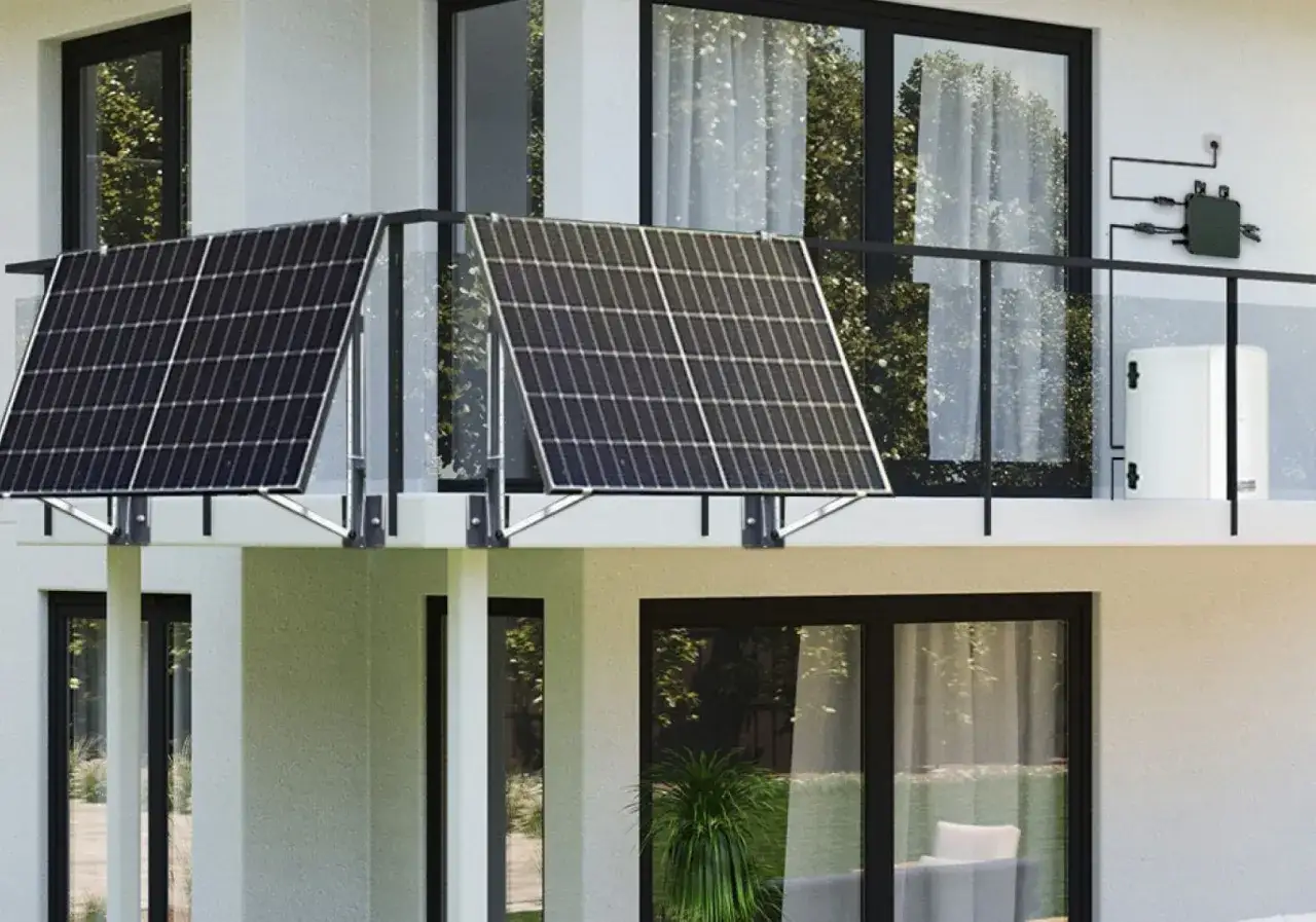 Zwei Solarmodule sind an einem Balkongel&auml;nder montiert, um ein Balkonkraftwerk effektiv zu nutzen. Ein Wechselrichter und ein Speicher sind ebenfalls sichtbar.