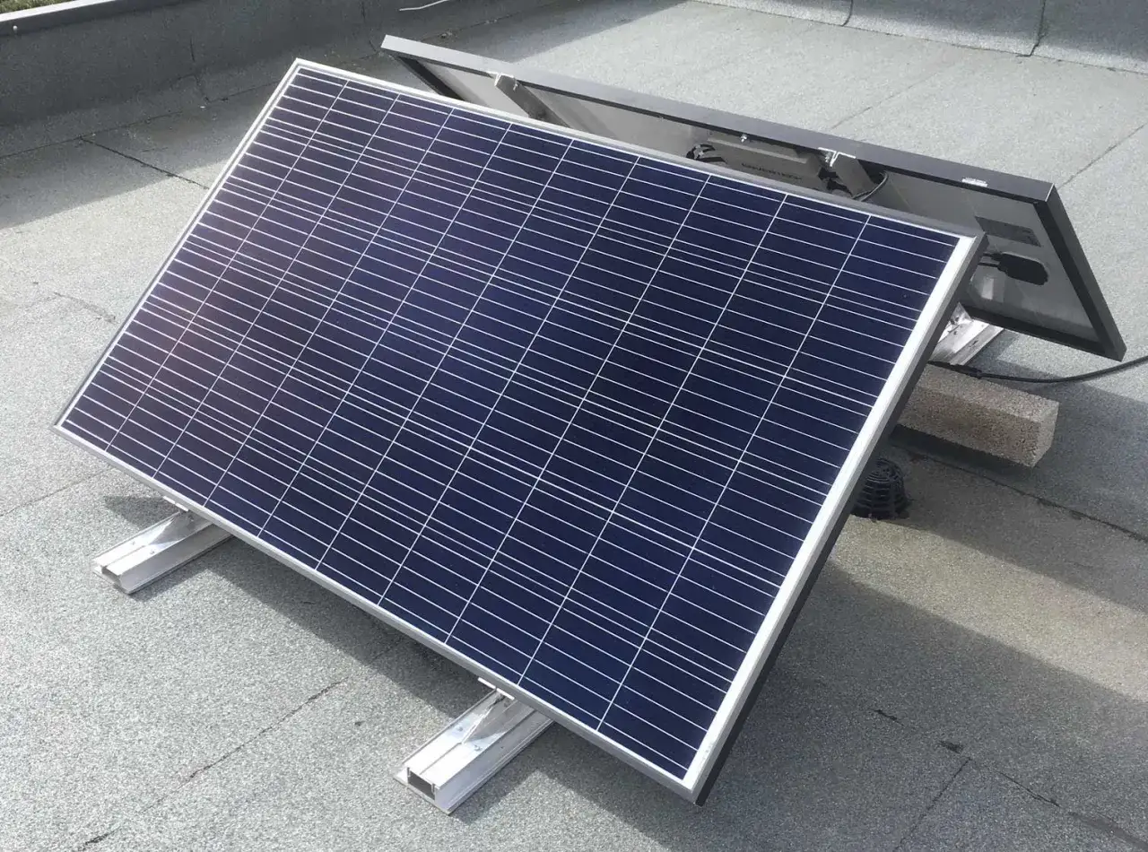 Zwei Solarmodule auf einem Flachdach, bereit für die Installation. Die Leistungsgrenze von 800 Watt wird hier wohl nicht überschritten.