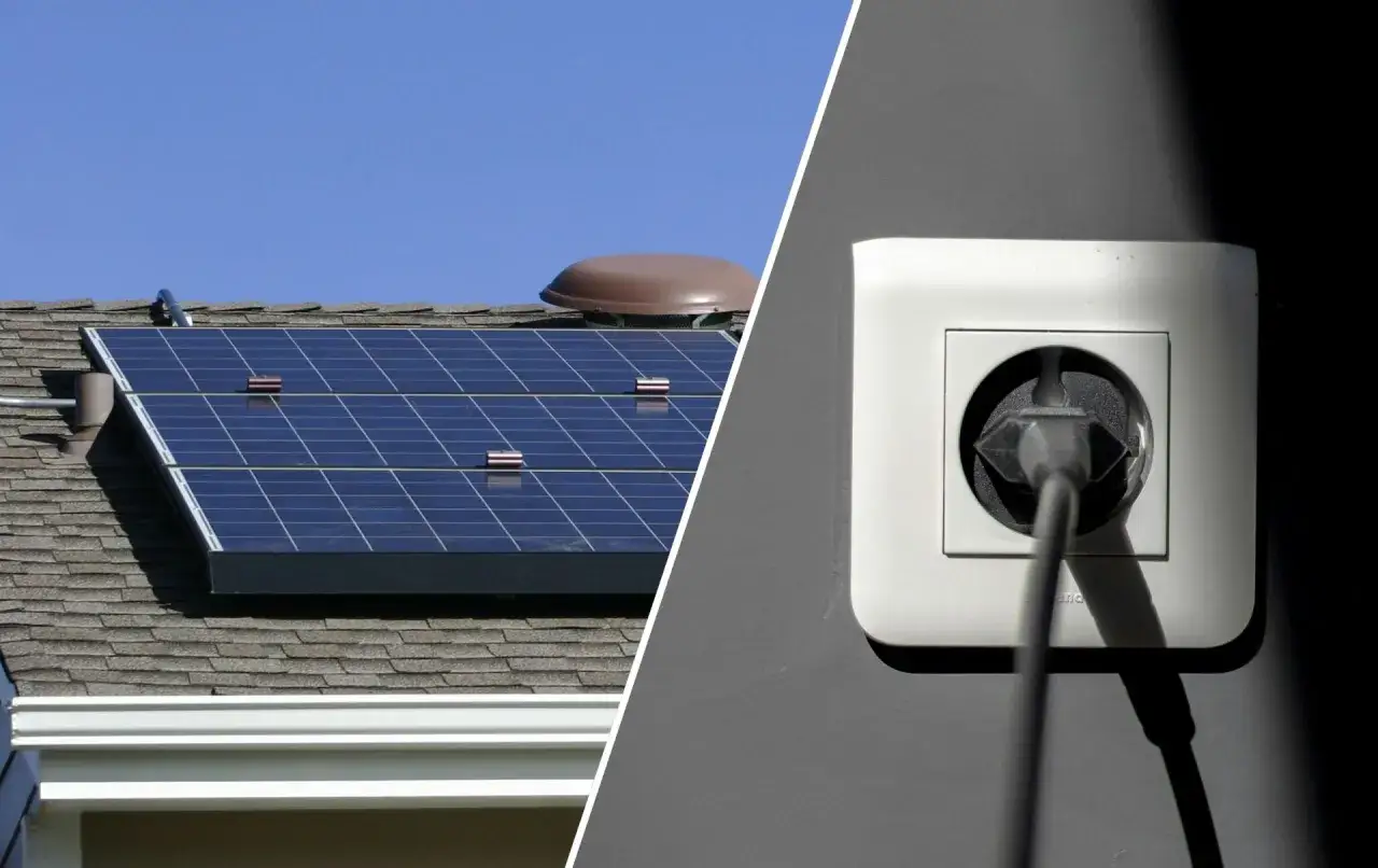 Solarpanels auf einem Dach und ein Stecker in einer Steckdose. Das Balkonkraftwerk speist nicht ein.
