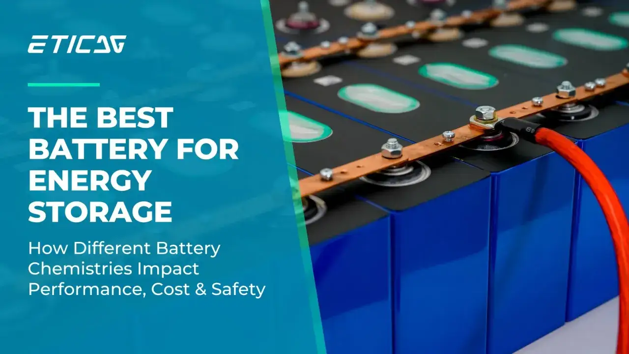 Reihen von blauen Batteriezellen, verbunden durch Kupferb&auml;nder. Ein rotes Kabel f&uuml;hrt weg. Erkl&auml;rt, wie funktioniert eine batterie und ihre Chemismen.
