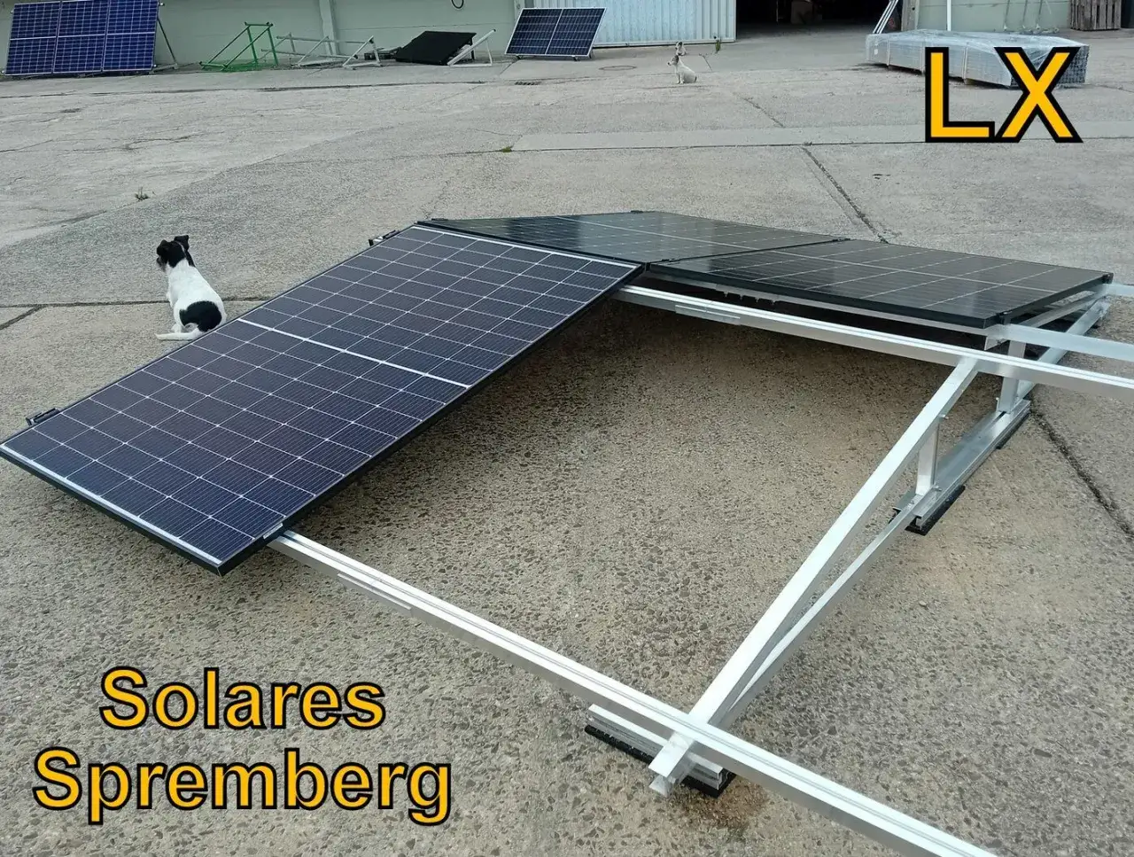 PV-Module auf einer Montagekonstruktion, die eine Ost-West-Ausrichtung und einen optimalen Winkel f&uuml;r maximale Sonneneinstrahlung erm&ouml;glicht.