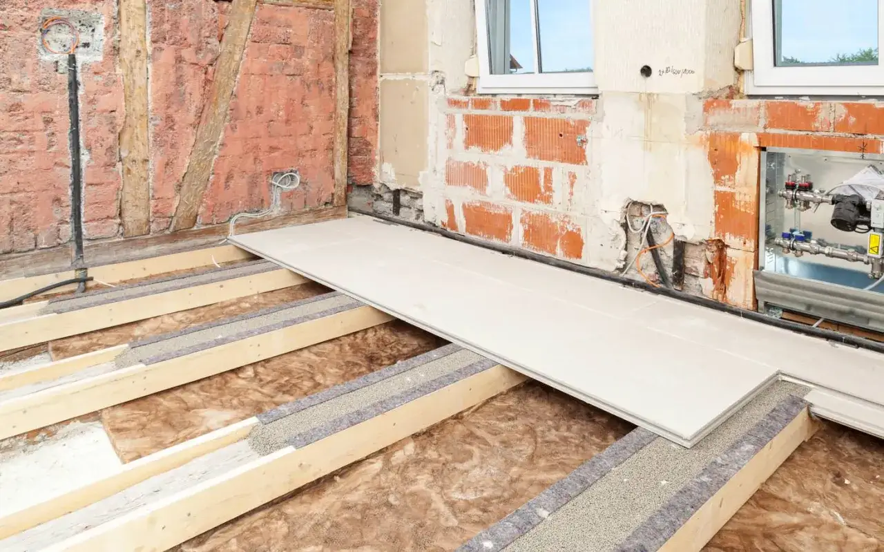 Trockenestrich auf Holzbalkendecke: Dämmung und Platten werden verlegt.